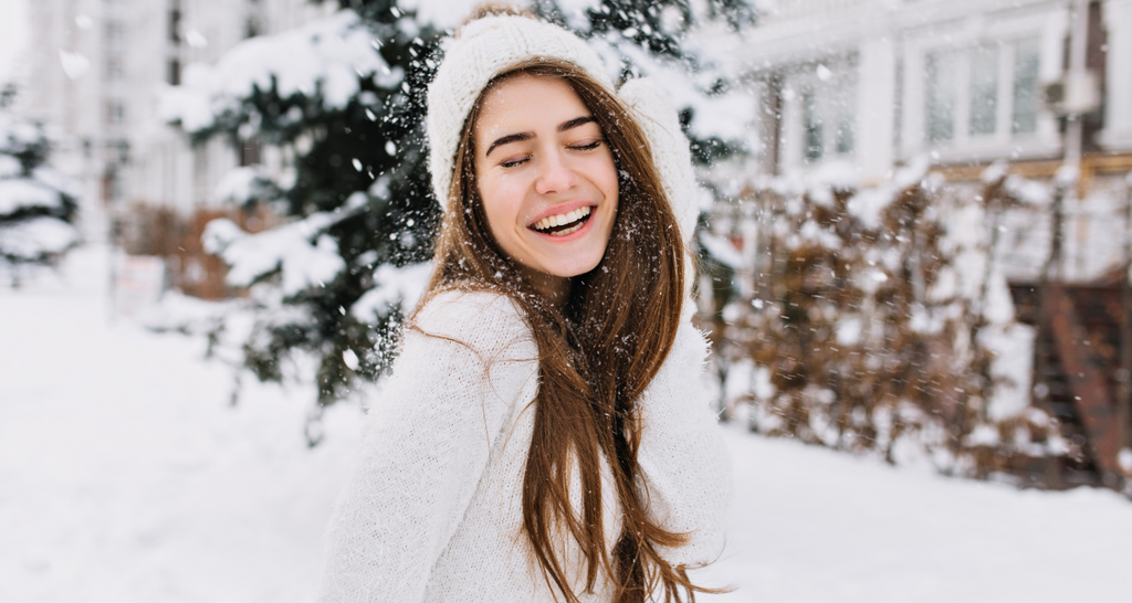 Donna Di Bellezza Invernale Vestita Di Fiori Congelati Ricoperti Di Gelo Con  Neve Sul Viso E Sulle Spalle. Natale Fotografia Stock - Immagine di arte,  caucasico: 235771122